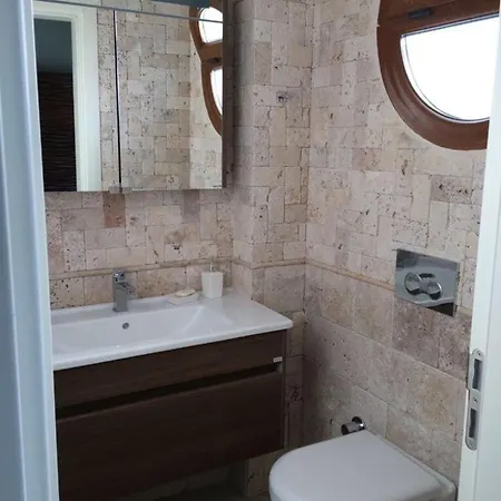 Spacious 3-story W Garden&pool,400m To Villa *