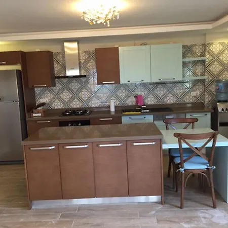 Spacious 3-story W Garden&pool,400m To Villa