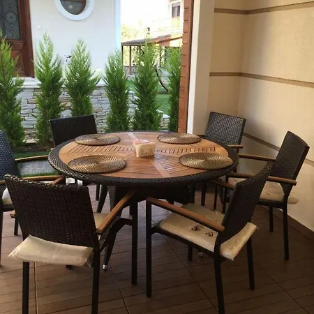 Villa Spacious 3-story W Garden&pool,400m To