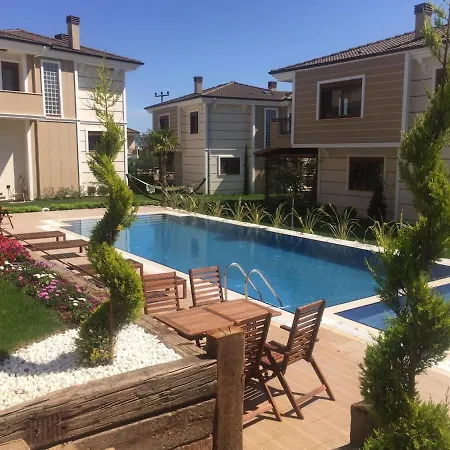 Spacious 3-story W Garden&pool,400m To Villa *