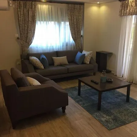 Spacious 3-story W Garden&pool,400m To Villa