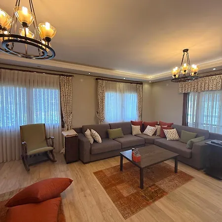 Spacious 3-story W Garden&pool,400m To Villa *