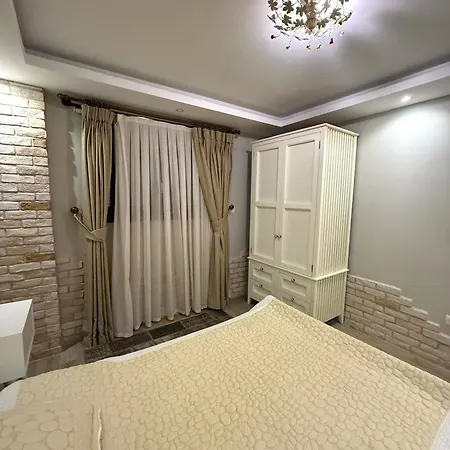Spacious 3-story W Garden&pool,400m To Villa *