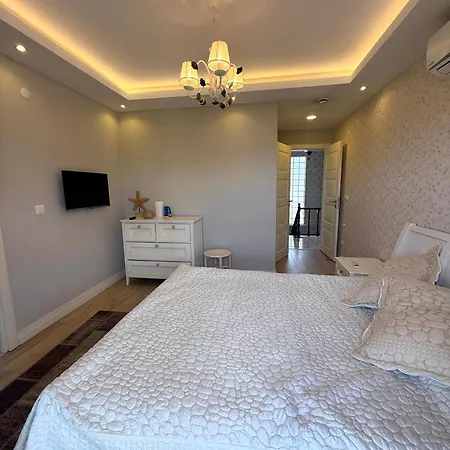 Villa Spacious 3-story W Garden&pool,400m To *