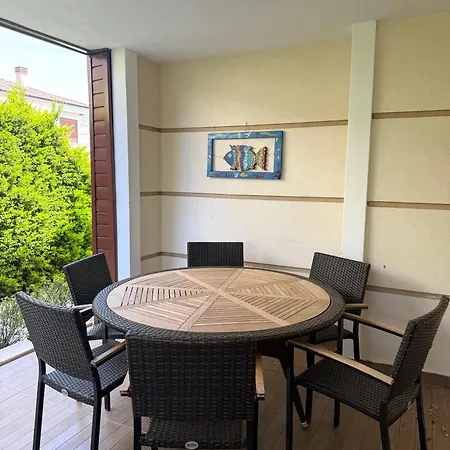 Spacious 3-story W Garden&pool,400m To Villa *