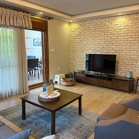 Villa Spacious 3-story W Garden&pool,400m To