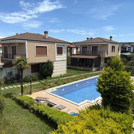 Villa Spacious 3-story W Garden&pool,400m To Ayvalı