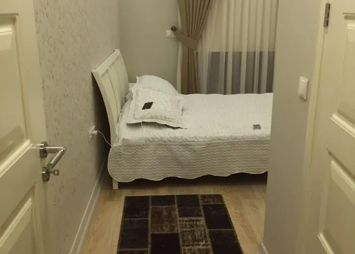 Villa Spacious 3-story W Garden&pool,400m To