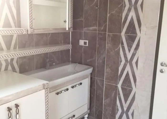 Spacious 3-story W Garden&pool,400m To Villa