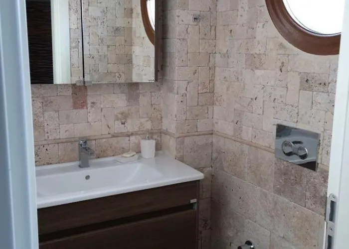 Spacious 3-story W Garden&pool,400m To Villa *