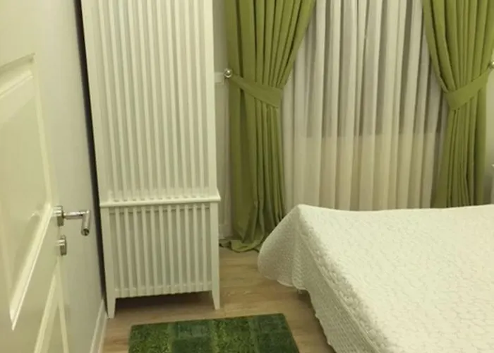 Spacious 3-story W Garden&pool,400m To Villa *