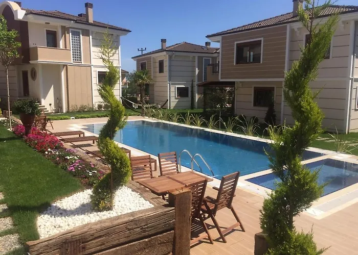 Spacious 3-story W Garden&pool,400m To Villa *